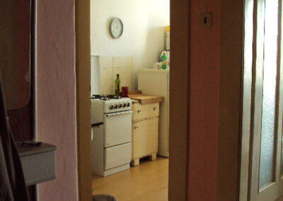 Interiér cihlového bytu, pokoj, místnost, původní stav