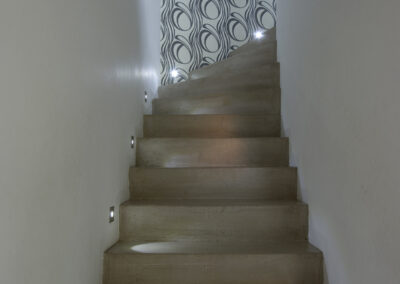 Podkroví, hala, masivní dveře, dřevěné dveře, dubové dveře, tapeta s ornamenty, schodiště, cementová stěrka, pandomo, nerezové zábradlí