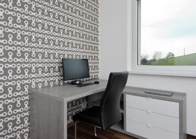 Panelákový byt, Zlín, pracovna, vinylová podlaha, tapeta, stůl, židle, počítač