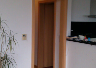 Byt v novostavbě, původní stav, obývák, obytný prostor, staré dveře, stará lamino podlaha