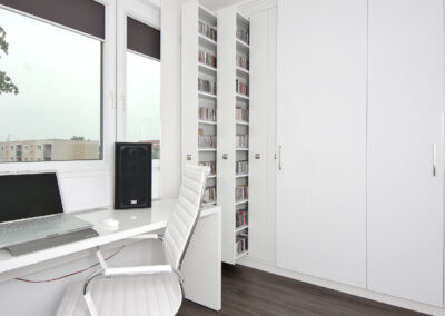 Panelákový byt, pracovna, knihovna, mediatéka, pracovní stůl, pracovní židle