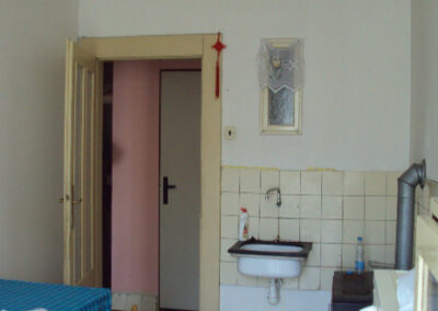 Interiér cihlového bytu, pokoj, místnost, původní stav, stará kuchyň