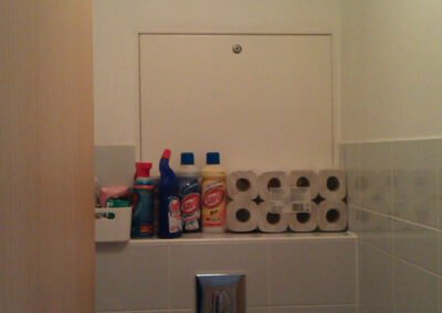 Byt v novostavbě, původní stav, záchod, WC, staré dveře, staré obklady