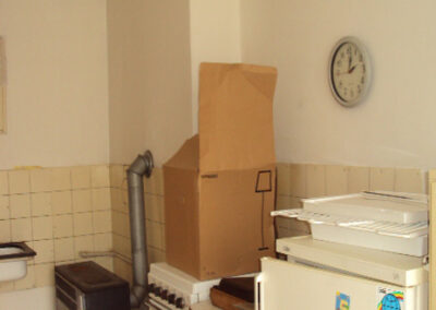 Interiér cihlového bytu, pokoj, místnost, původní stav, stará kuchyň