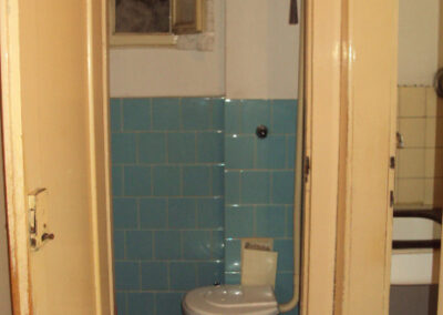 Interiér cihlového bytu, původní stav, stará koupelna, starý záchod