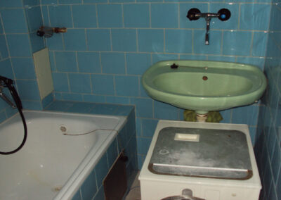 Interiér cihlového bytu, původní stav, stará koupelna, starý záchod