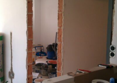 Byt v novostavbě, bourání, stavební pouzdro, posuvné dveře, díra ve zdi