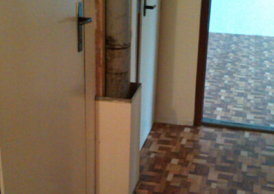 Panelákový byt, původní stav, stará podlaha, staré dveře