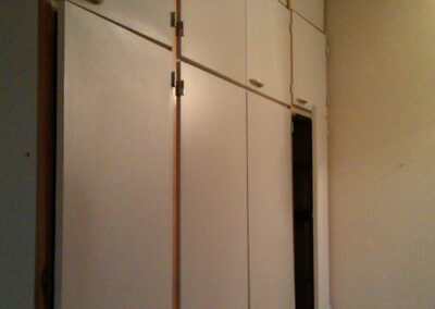 Panelákový byt, původní stav, stará podlaha, stará skříň