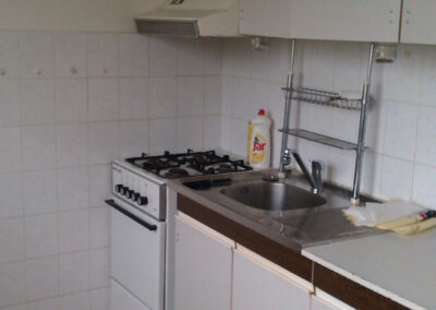 Panelákový byt, původní stav, stará podlaha, stará kuchyň