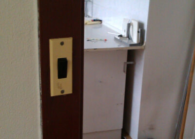 Panelákový byt, původní stav, stará podlaha, stará kuchyň, starý vypínač