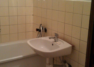 Panelákový byt, původní stav, staré umyvadlo, starý obklad, stará vana, stará koupelna