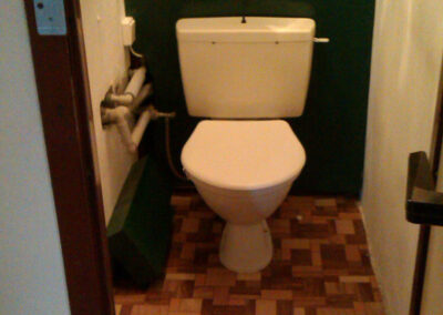 Panelákový byt, původní stav, staré WC, starý záchod