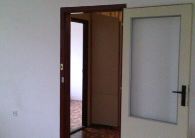 Panelákový byt, původní stav, stará podlaha, staré dveře