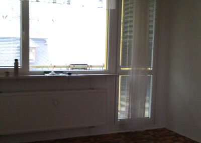 Panelákový byt, původní stav, stará podlaha, staré balkonové okno